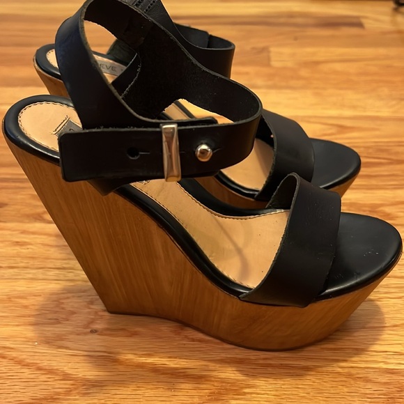 Step into style with these striking Steve Madden black wood wedges. - Picture 4 of 5